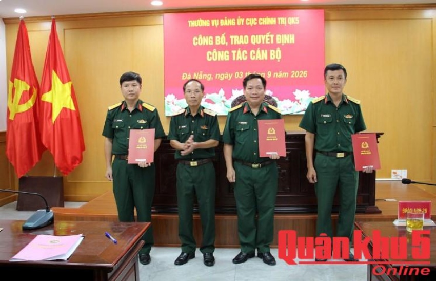 Major General Doan Van Nhat - Secretary of the Party Committee, Deputy Director of the Political Department of Military Region 5 presents decisions to military officers who have been mobilized and appointed. Photo: Kieu Linh/Military Region 5