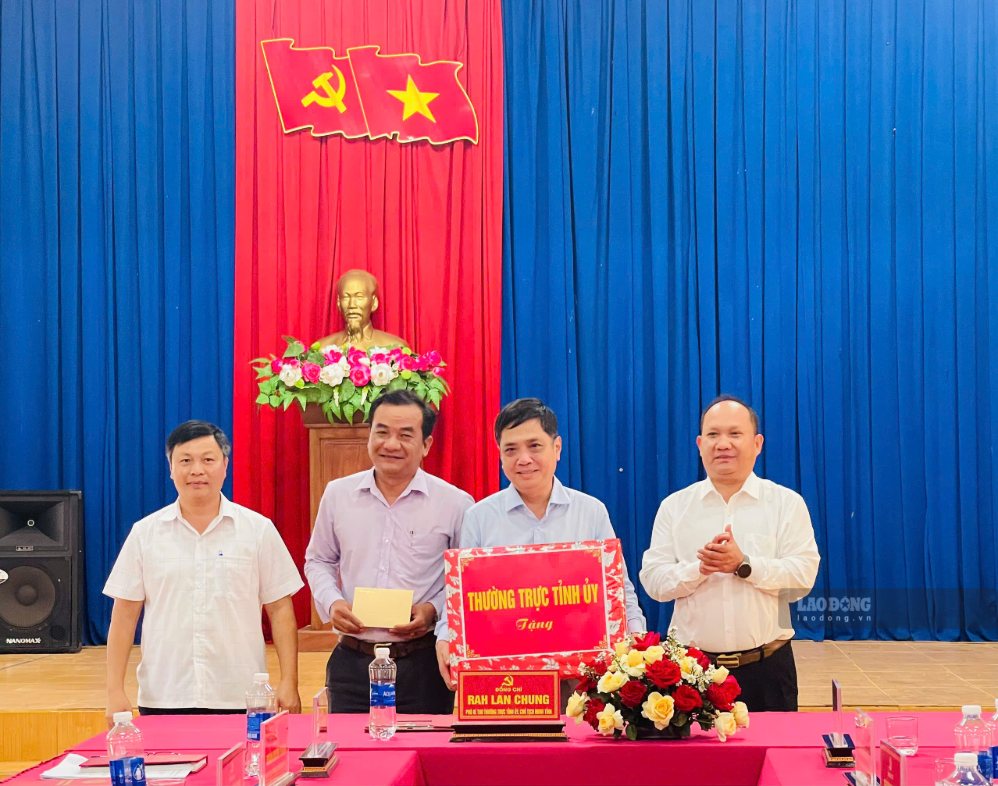 Mr. Rah Lan Chung (far right) presents gifts from the Standing Committee of Gia Lai Provincial Party Committee to the Standing Committee of Ia Phi Commune Party Committee. Photo: Thanh Tuan