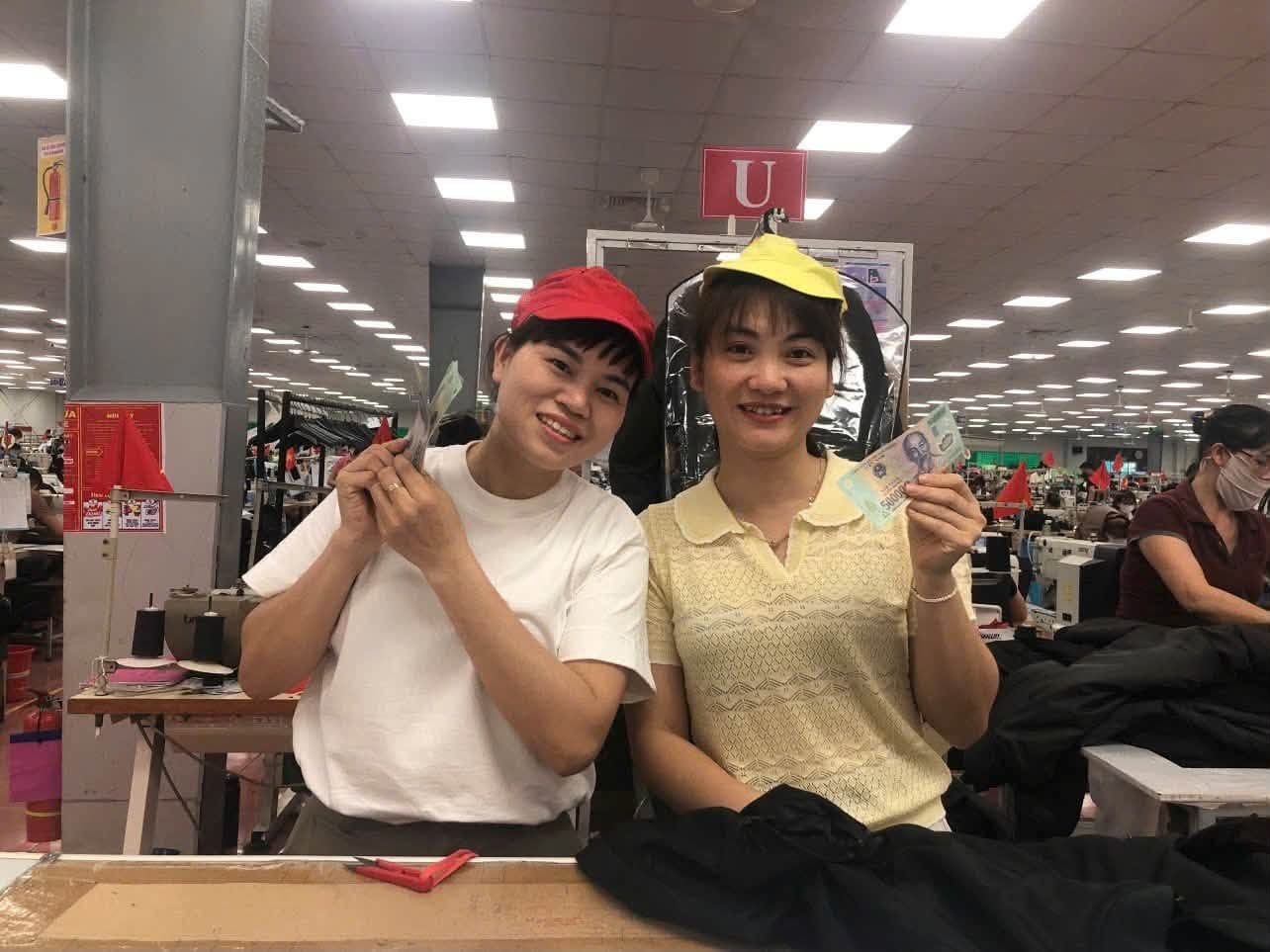 Workers of Bac Giang LNG Garment Corporation Joint Stock Company (Bac Ninh) are happy to receive bonuses 2. 9. Photo: Trade Union of the Company provided.