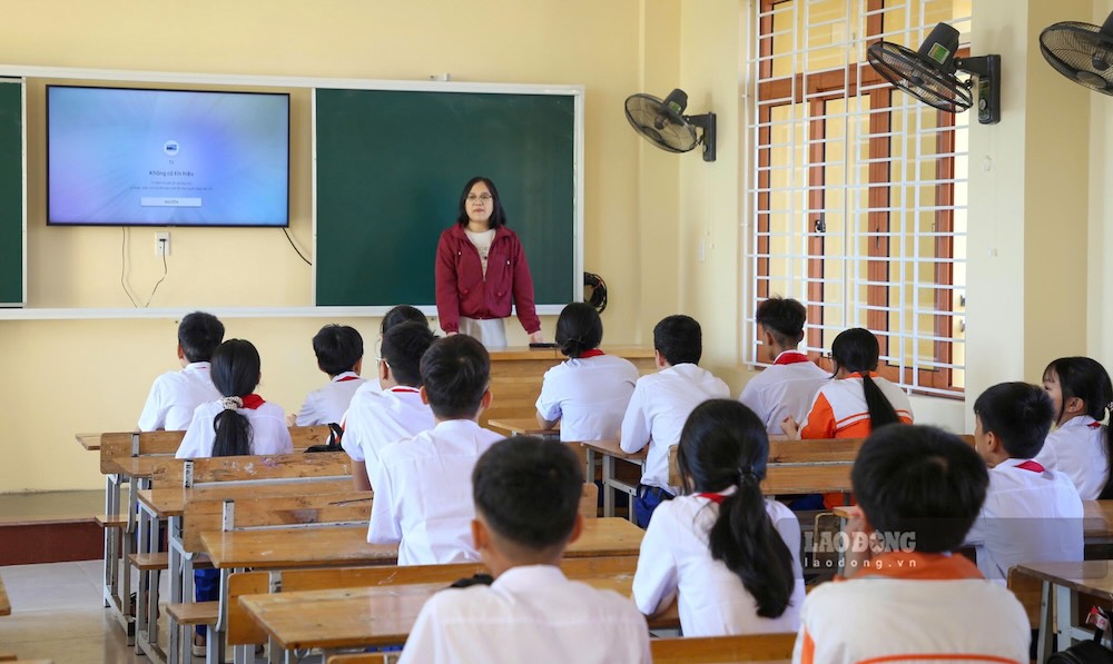 After renovating the abandoned headquarters into a school, students are excited to have a wide space with full functions. Photo: Hung Tho