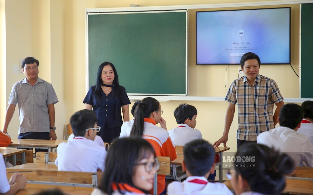 Bà Lê Thị Anh Đào - Chủ tịch UBND phường Nam Đông Hà cùng lãnh đạo phường kiểm tra công tác chuẩn bị cho năm học mới ở Phân hiệu Trường THCS Phan Đình Phùng. Ảnh: Hưng Thơ
