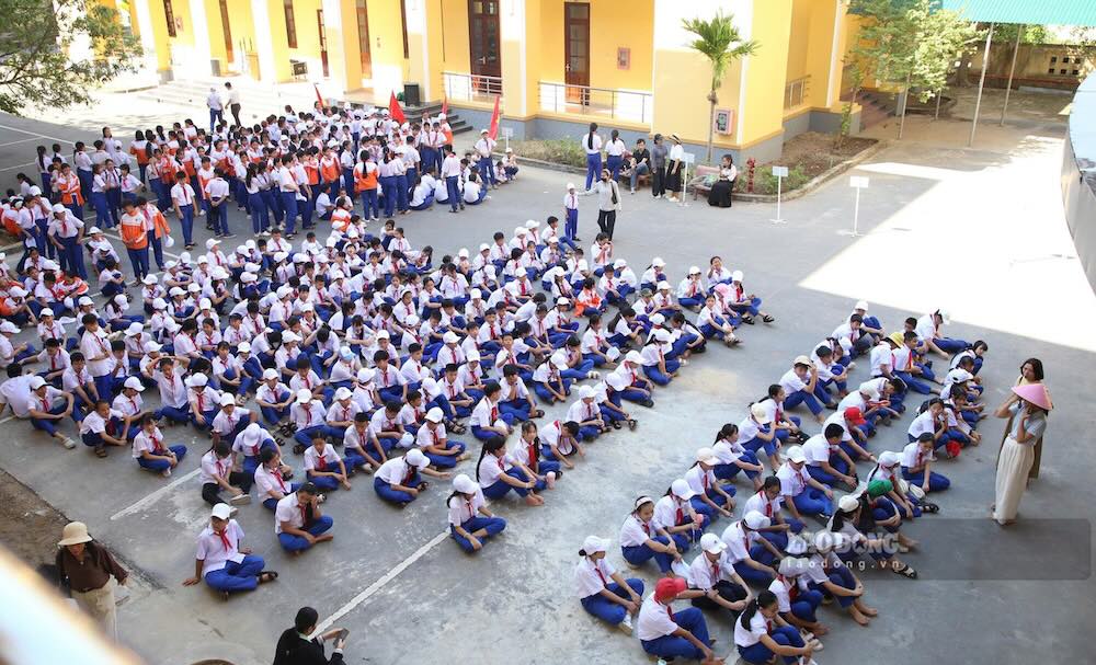 Học sinh nghe giáo viên dặn dò cho lễ khai giảng vào ngày mai 5.9. Ảnh: Hưng Thơ