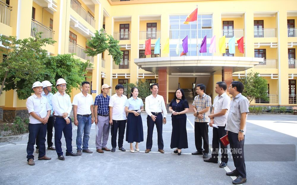 Lãnh đạo UBND phường Nam Đông Hà kiểm tra các hạng mục nâng cấp, sửa chữa ở Phân hiệu Trường THCS Phan Đình Phùng trước ngày khai giảng. Ảnh: Hưng Thơ