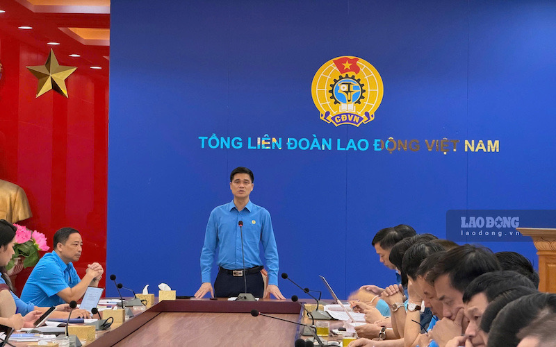 Standing Vice President of the Vietnam General Confederation of Labor Ngo Duy Hieu opened the social criticism conference on the draft Law amending and supplementing a number of articles of the Law on Occupational Safety and Health and contributed opinions to the Guidance on organization and operation of the Safety and Health Workers Network. Photo: Kieu Vu
