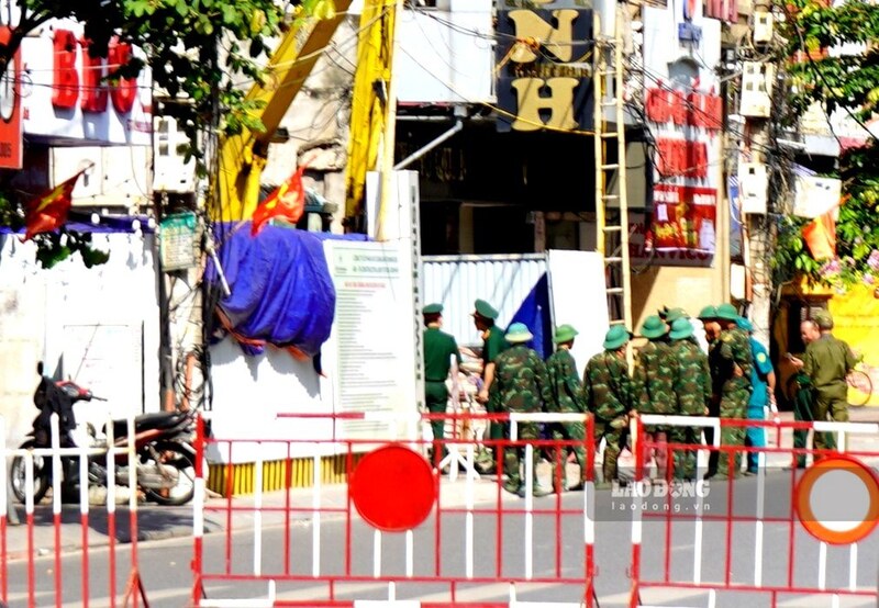 Functional forces proceed to recover and transport the bomb in area 96 Cau Dat, Hai Phong. Photo: Mai Dung