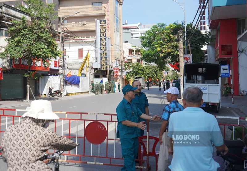 Lực lượng chức năng đề nghị người dân không di chuyển vào khu vực cấm để bảo đảm an toàn. Ảnh: Mai Dung