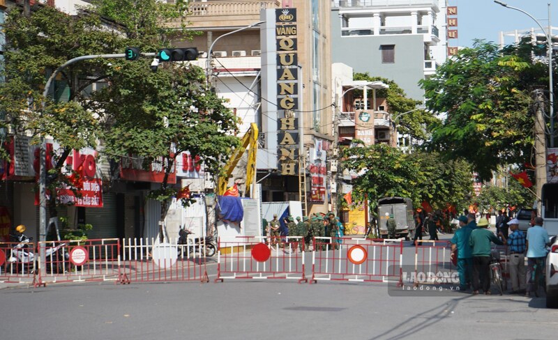 Trước đó, từ ngày 3.9, Hải Phòng thông báo tạm thời cấm đường Cầu Đất (đoạn từ ngã tư Cầu Đất - Hai Bà Trưng đến ngã tư Cầu Đất - Nguyễn Đức Cảnh) từ 6h đến 11h ngày 4.9 để lực lượng chức năng tiến hành thu hồi, vận chuyển quả bom. Ảnh: Mai Dung