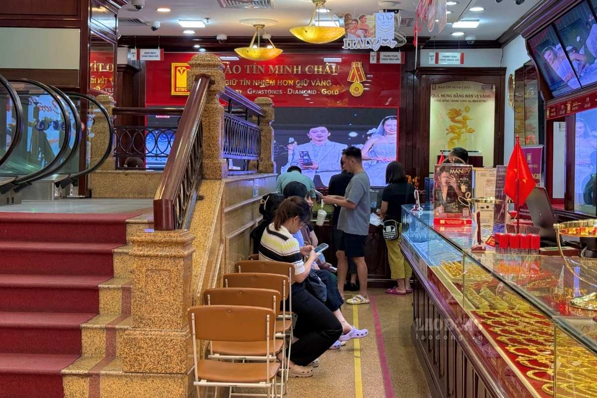 People come to transact at a gold shop on Cau Giay street (Hanoi). Photo: Linh Dan