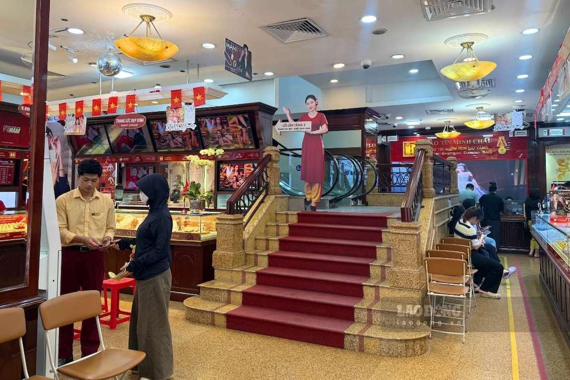 Người dân đến giao dịch vàng nhẫn trong bối cảnh giá vàng liên tục biến động. Ảnh: Linh Đan
