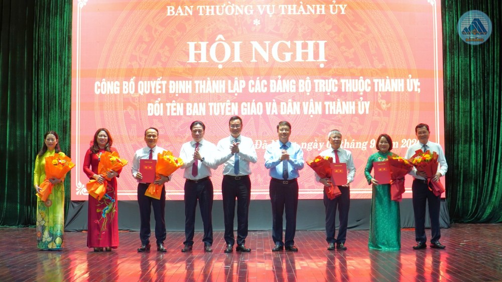 Leaders of Da Nang City Party Committee present decisions on the establishment of 2 Party organizations, personnel work and renaming the Propaganda and Mass Mobilization Committee of the City Party Committee to the Propaganda and Mass Mobilization Committee of the City Party Committee. Photo: danang. gov. vn
