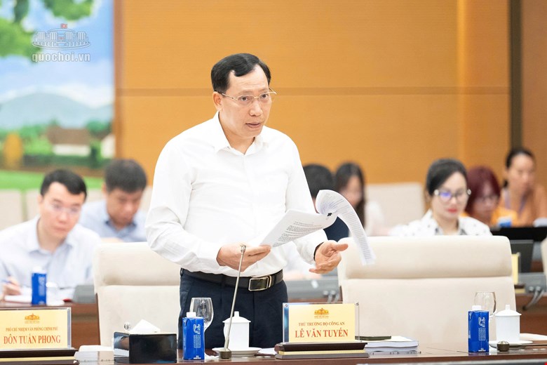 El teniente general Le Van Tuyen, miembro del Comité Central del Partido, viceministro de Seguridad Pública, dijo que la prueba piloto del sistema de transmisión de información y alarma de incendios remota en Bac Ninh es muy efectiva. Foto: Quochoi. vn