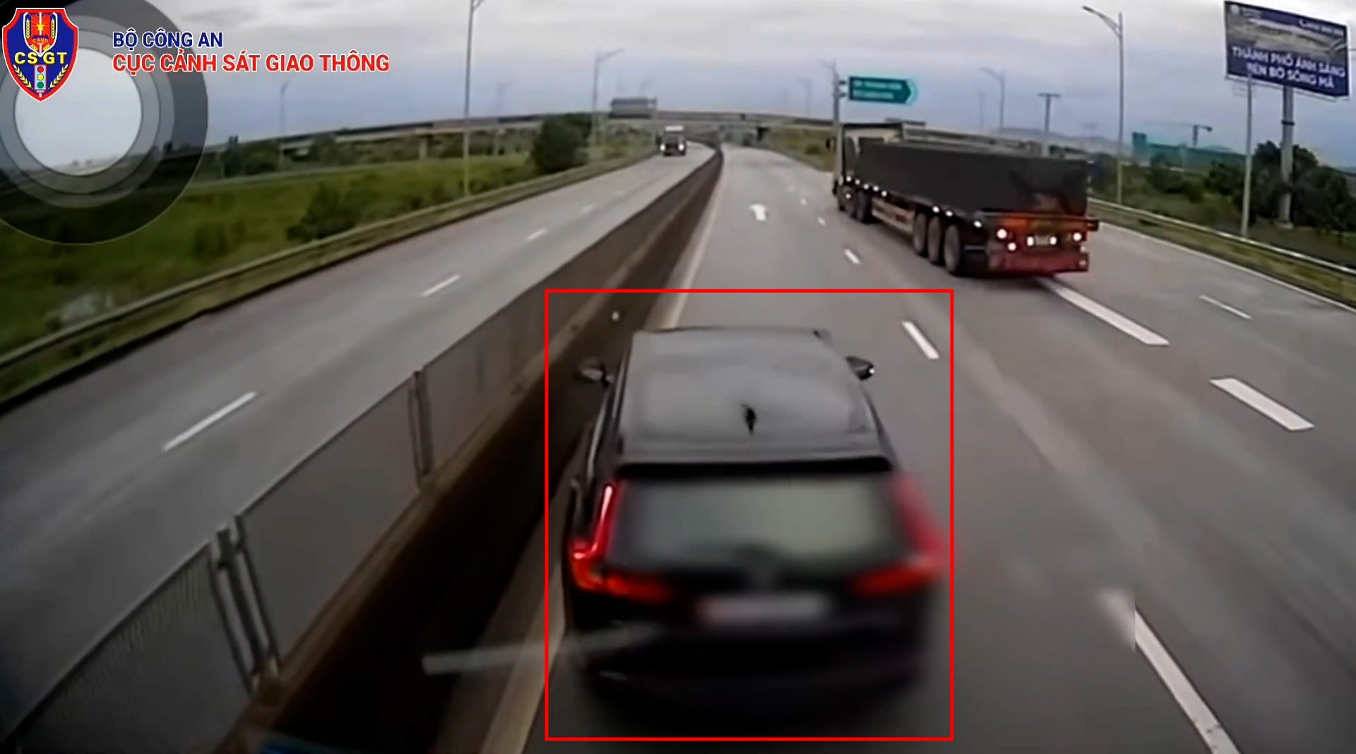 Los automóviles no cumplen con las regulaciones al salir de la autopista, causando peligro para los vehículos detrás. Se dice que el incidente ocurrió en la autopista Pháp Vân - Nghi Sơn (dirección a Thanh Hóa). Foto: Departamento de Policía de Tráfico