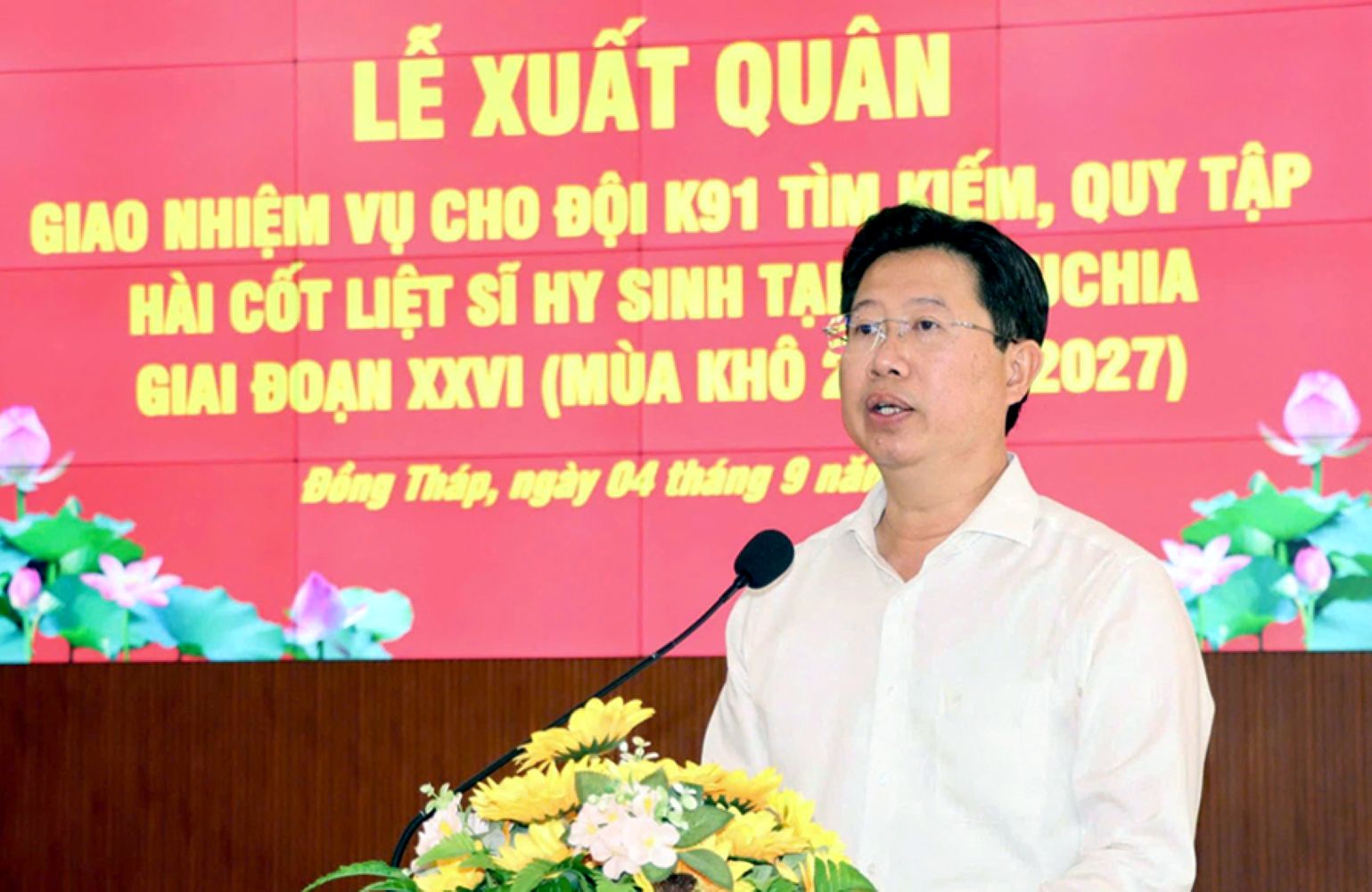 Phó Chủ tịch Ủy ban nhân dân tỉnh Huỳnh Minh Tuấn phát biểu giao nhiệm vụ cho Đội K91 trước giờ xuất quân tìm kiếm, quy tập hài cốt liệt sĩ tại Campuchia, giai đoạn mùa khô 2026-2027. Ảnh: Cổng thông tin điện tử tỉnh Đồng Tháp