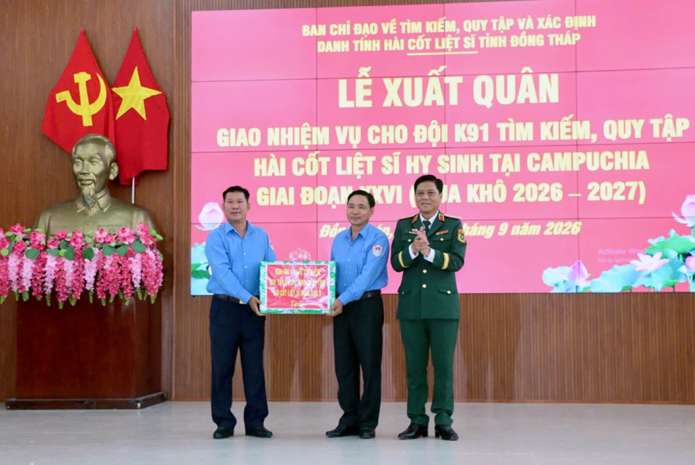 Major General Huynh Van Ngon presents gifts to Team K91. Photo: Dong Thap Provincial Electronic Information Portal