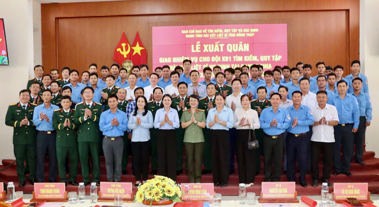 Đại biểu chúc mừng Đội K91 trước giờ xuất quân. Ảnh: Cổng thông tin điện tử tỉnh Đồng Tháp