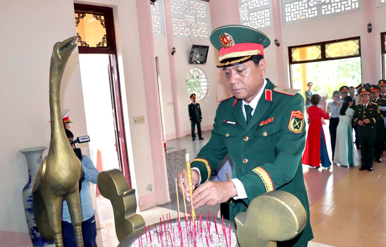 Thiếu tướng Huỳnh Văn Ngon dâng hương tại Đền thờ Liệt sĩ Tân Hồng. Ảnh: Cổng thông tin điện tử tỉnh Đồng Tháp