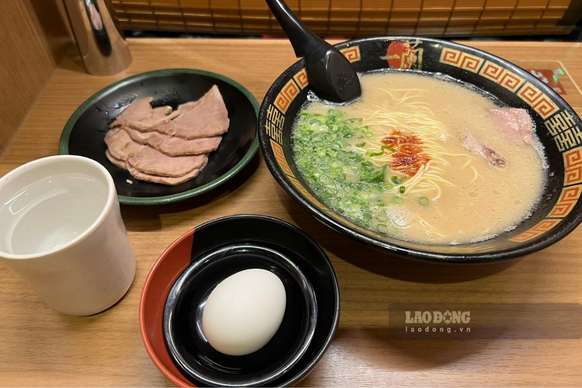Ramen - Ramen với sợi mì mềm, nước dùng đậm đà và nhiều loại topping đặc trưng của Nhật Bản. Ảnh: Phương Anh