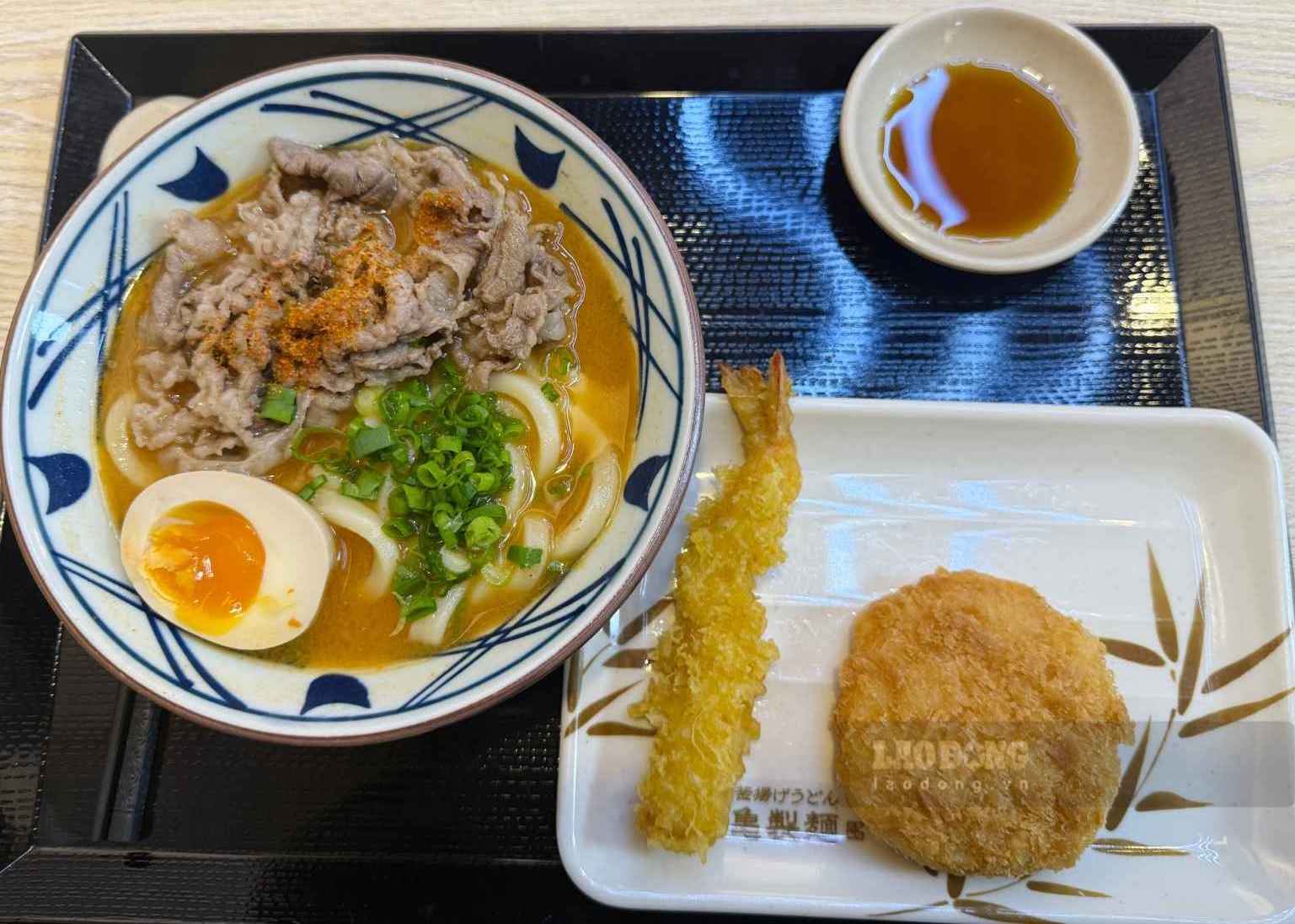 Udon - Mì udon nổi bật với những sợi mì trắng, dày và dai. Ảnh: Phương Anh