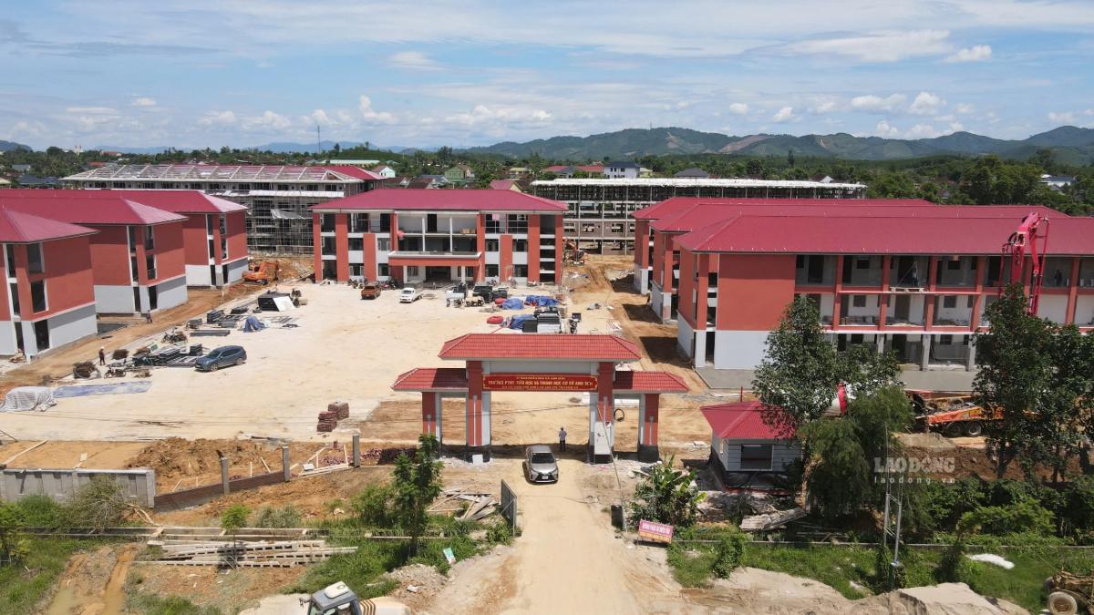 Anh Son Inter-level Boarding Primary and Secondary School is invested with more than 377 billion VND, preparing to welcome nearly 1,500 students to study. Photo: Duy Chuong