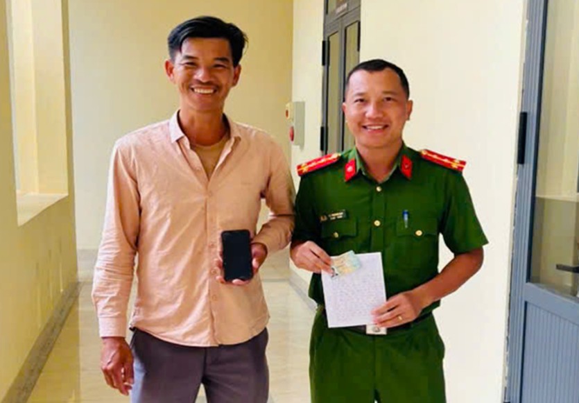 Local police forces in Dak Lak return property to people who unfortunately dropped it at the festival. Photo: Lien Son Lak Commune Police