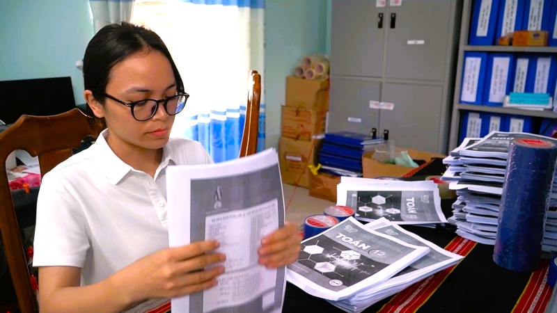 Thousands of textbooks are quickly photocopied to be delivered to highland students on the opening day. Photo: Nguyen Hoang