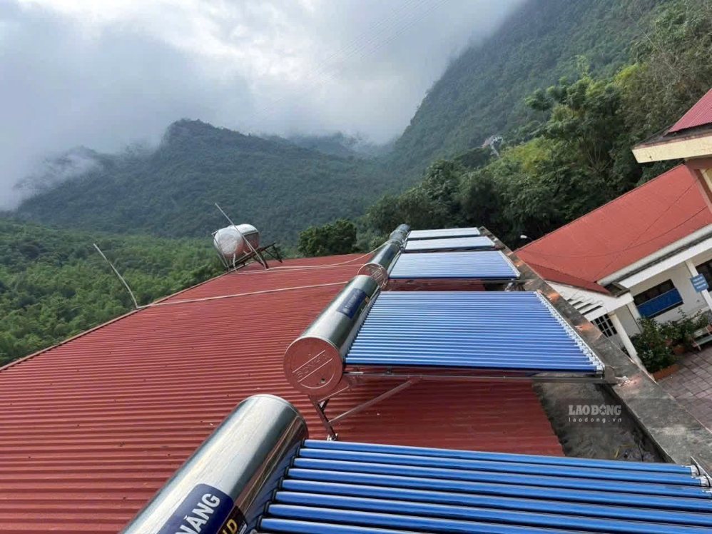 Hot water system installed before the new school year. Photo: Nguyen Linh