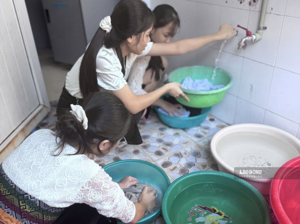 Phú Thọ: học sinh sử dụng hệ thống nước nóng được lắp đặt tại 39 phòng trong ký túc xá của trường . Ảnh: Nguyên Linh