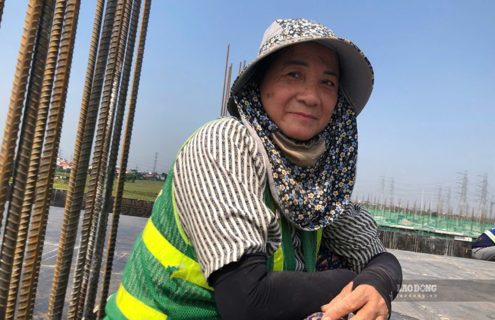Bà Liên chủ động ăn uống đầy đủ, nghỉ ngơi hợp lý để đảm bảo sức khỏe làm việc. Ảnh: Quỳnh Chi