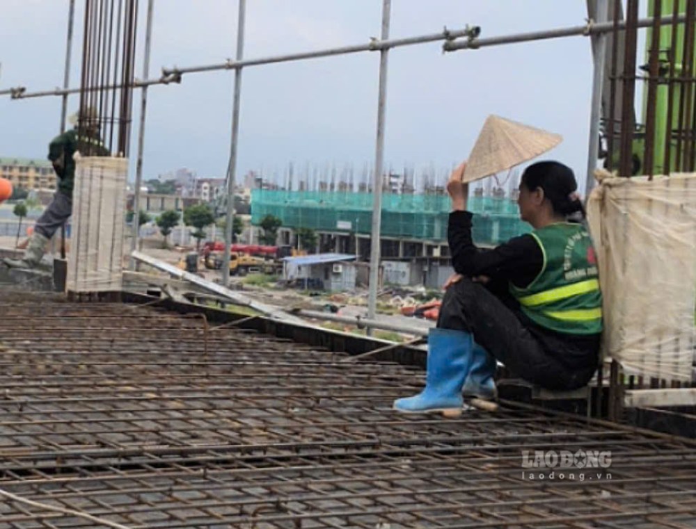 Workers take advantage of each minute of rest at the construction site. Photo: Quynh Chi