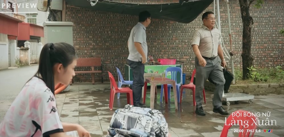 Minh muốn thành lập đội bóng nữ của riêng Làng Xuân trong tập 2 phim “Đội bóng nữ làng Xuân“. Ảnh: VFC.