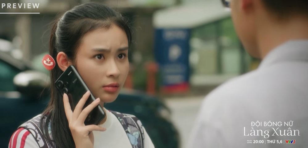 Minh discovers being scammed in episode 2 of the movie "Spring Village Women's Football Team". Photo: VFC