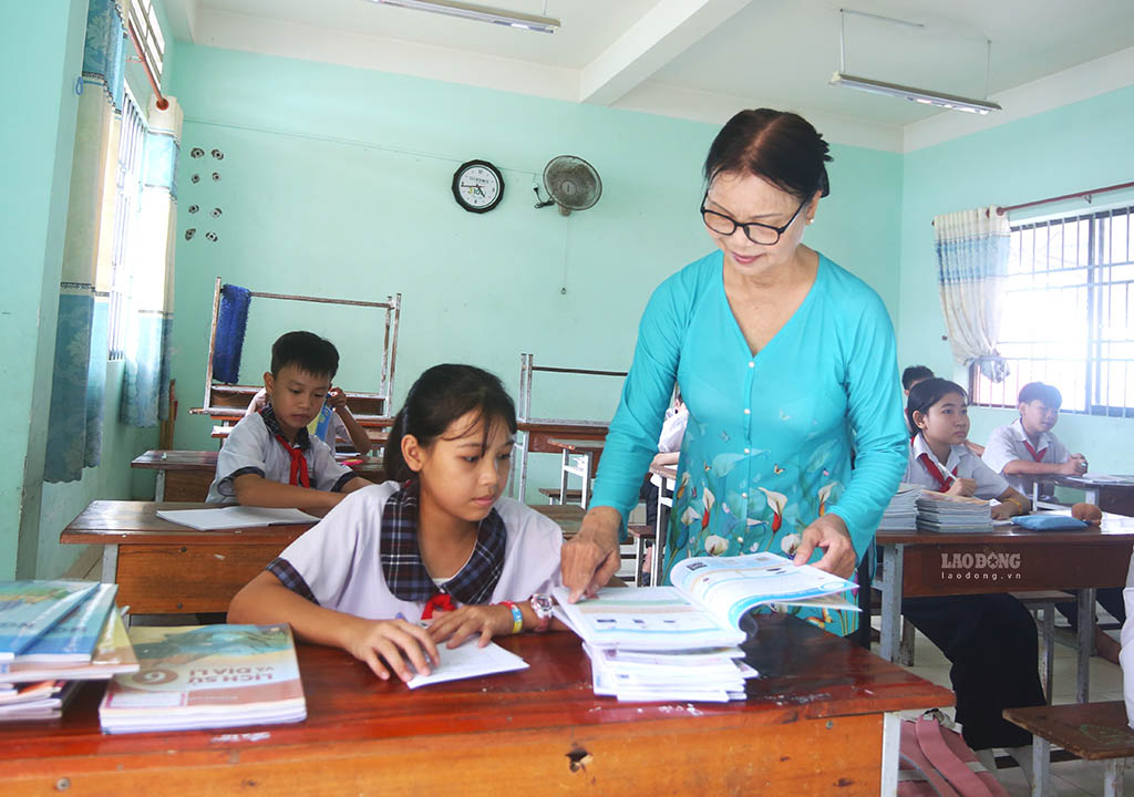 Retiring without nghỉ, teachers continue to gieo chữ for orphans. Photo: Huynh Du