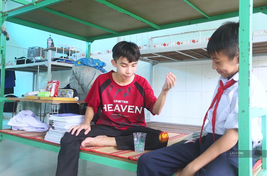 Khu nội trú của các em học sinh luôn tràn ấp tiếng cười, vui đùa của trẻ thơ. Ảnh: Huỳnh Du