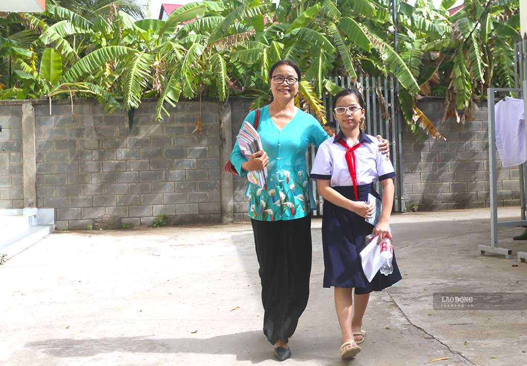 Em Lý Chân Như được cô giáo động viên khi bước vào ngôi trường Bồ Đề Phương Duy. Ảnh: Huỳnh Du