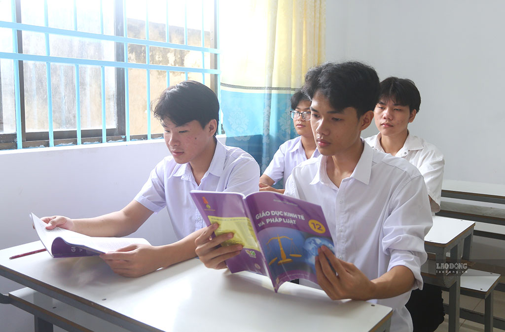 Em Võ Đức Mạnh cùng các bạn sẳn sàng cho năm cuối cấp lớp 12. Ảnh: Huỳnh Du
