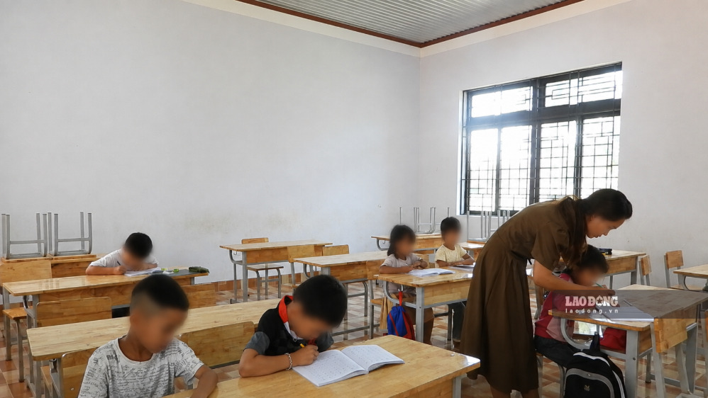 Các em học sinh lớp 1 học hè tại trường. Ảnh: Bảo Trung