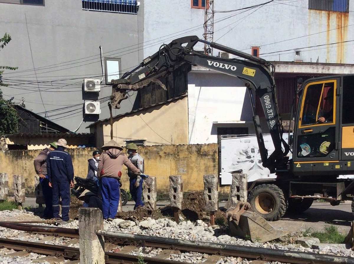 機能部隊が鉄道を横断する勝手に開かれた通路を閉鎖。写真:ハイフォン市警察交通警察署第5陸上交通警察隊
