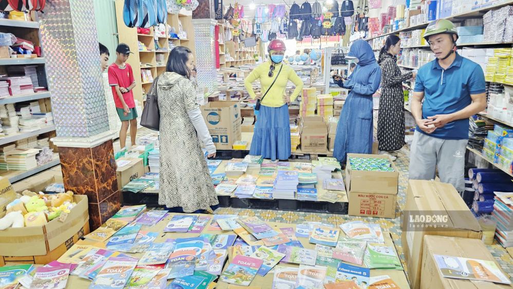 Tại Nhà sách Giáo khoa Tam Kỳ - một Nhà sách lớn ở phường Tam Kỳ, Đà Nẵng, sách giáo khoa khan hiếm sát ngày khai giảng, phụ huynh chạy tìm từng cuốn. Ảnh: Nguyễn Hoàng