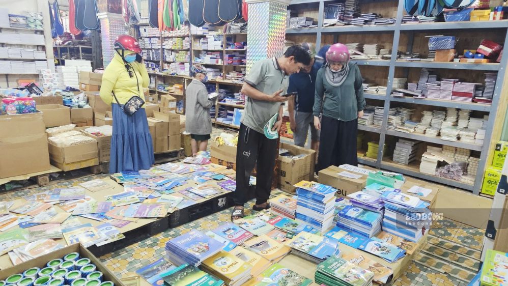 Da Nang parents run around looking to buy textbooks before the opening day. Photo: Hoang Bin