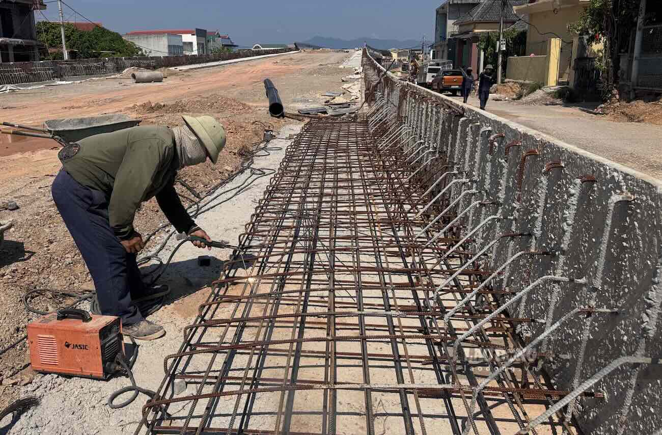 Các công nhân làm việc tại dự án. Ảnh: Công Sáng