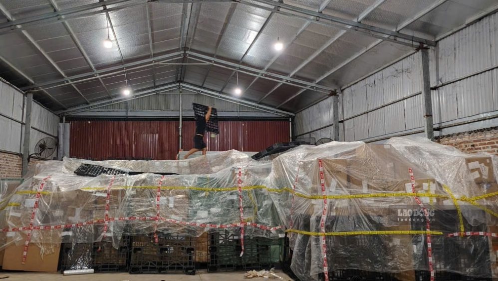 The Market Management Team seized 93,500 Make Sense hairspray products without invoices or documents. Photo: Anh Tuan