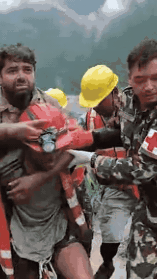 Hai công nhân sống sót kỳ diệu sau 10 ngày mắc kẹt ở Nepal. Ảnh: AFP