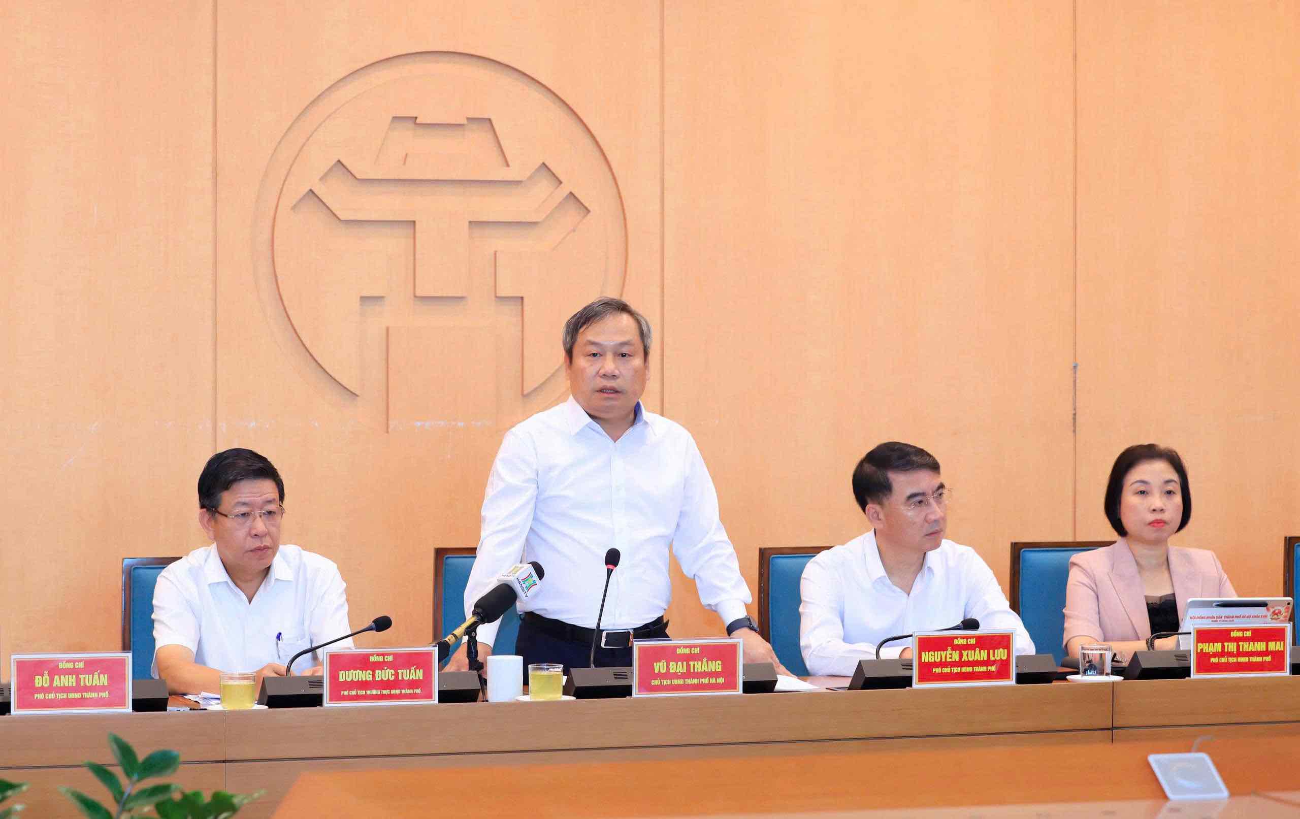 Chairman of Hanoi People's Committee Vu Dai Thang spoke at the meeting. Photo: Pham Linh