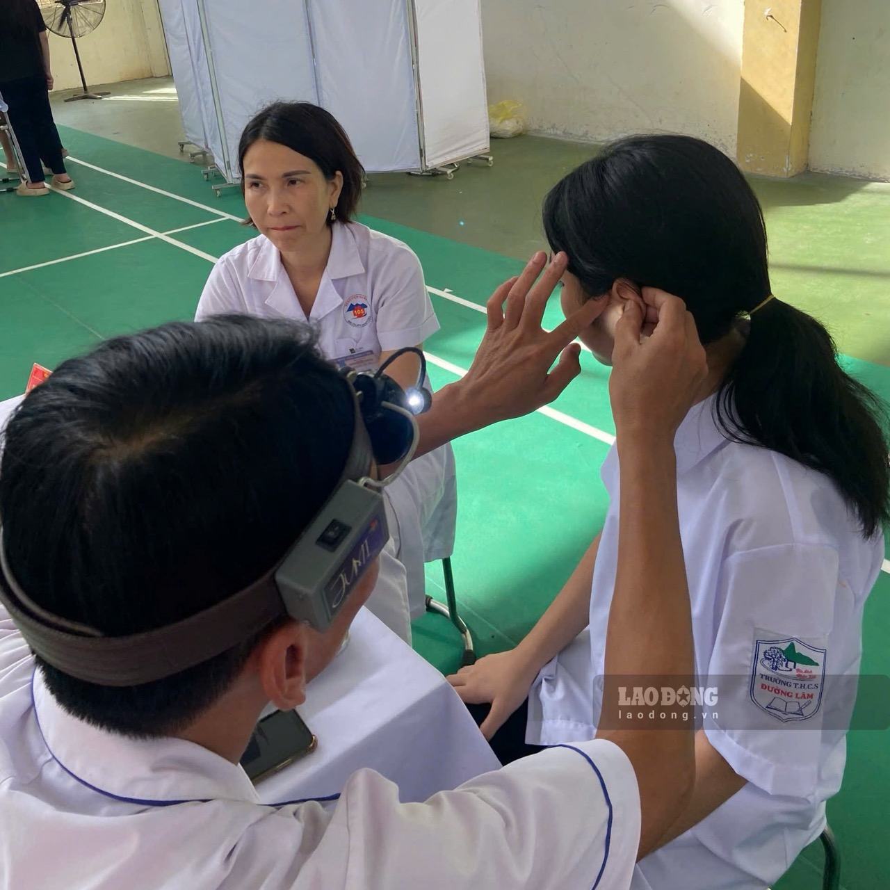 Medical staff are examining students in Hanoi. Photo: Thuy Nguyen
