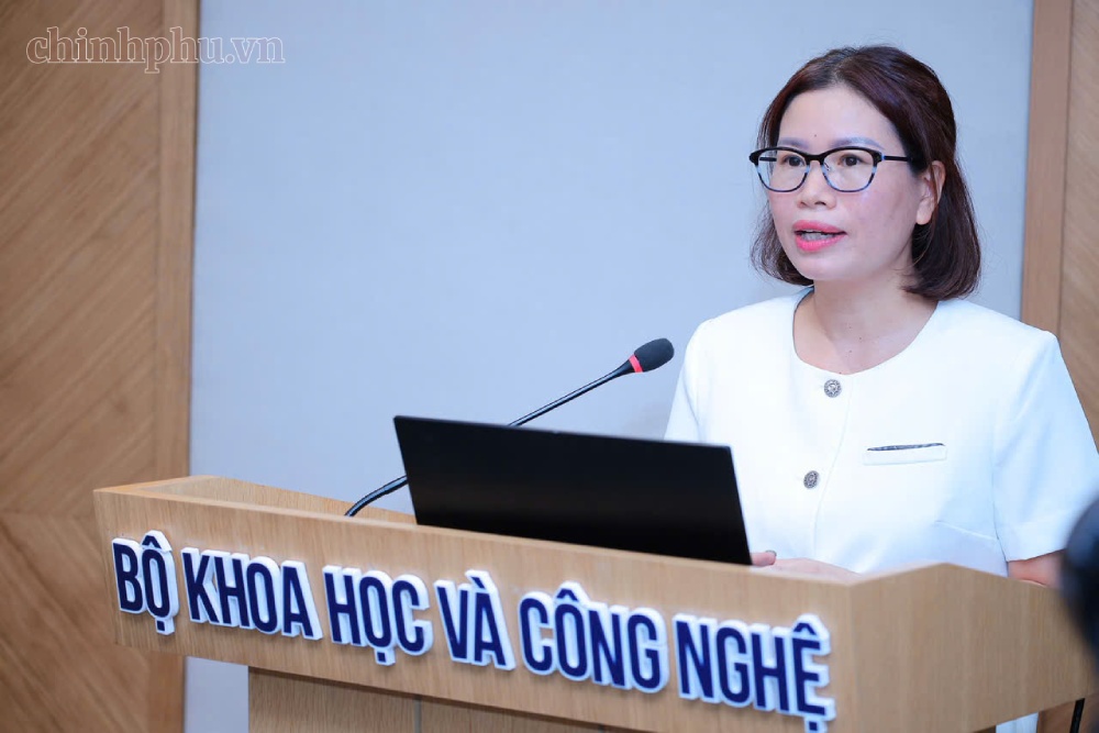 Ms. Mai Thuy Ngan - Director of the Center for Technology - Digital Government, National Digital Transformation Authority - talks about the overall national digital architecture framework. Photo: chinhphu. vn/Thu Giang