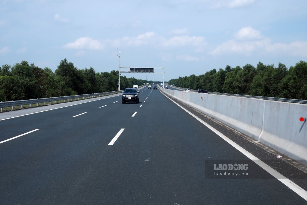 Carefully study current legal regulations on state budget, public investment, public-private partnership (PPP) investment, construction, bidding, planning, minerals, land... for expressways. Photo: Hai Nguyen