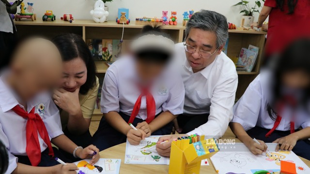 Ông Nguyễn Phước Lộc, Phó bí thư Thành ủy TPHCM, Chủ tịch Ủy ban Mặt trận Tổ quốc Việt Nam TPHCM thạm dự lễ khai giảng tại Bệnh viện Ung bướu TPHCM. Ảnh: Nguyễn Ly 