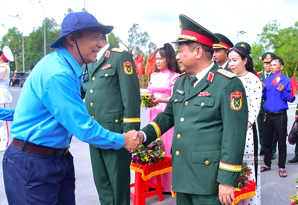 Thiếu tướng Trần Chí Tâm, Phó Chính ủy Quân khu 7 động viên cán bộ, chiến sĩ Đội K lên đường làm nhiệm vụ. Ảnh: Huỳnh Du
