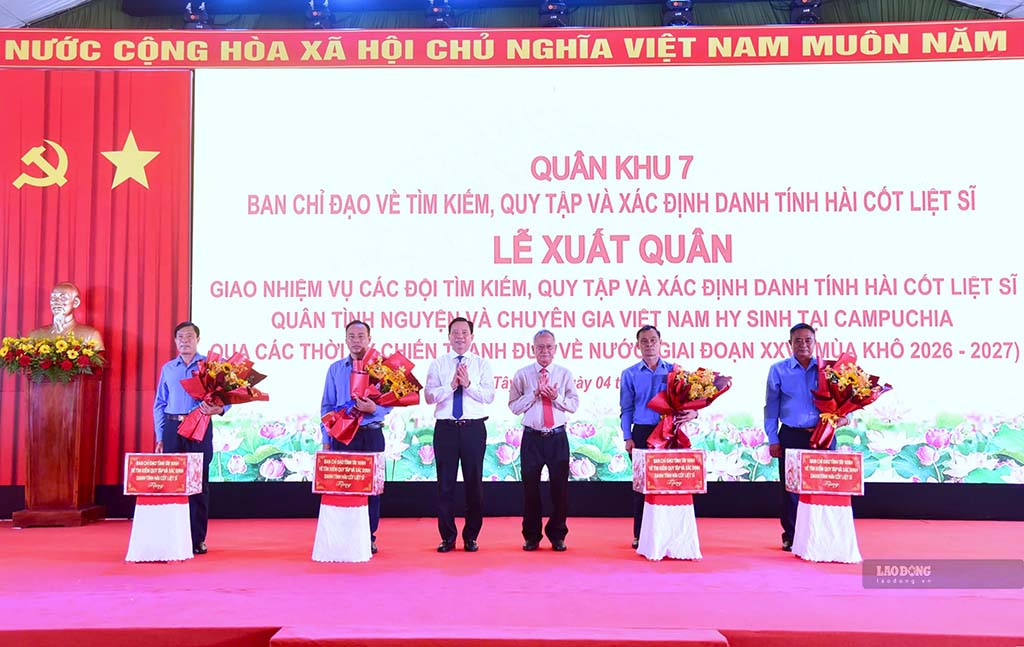Lãnh đạo UBND tỉnh Tây Ninh tặng hoa, quà động viên các cán bộ chiến sĩ sẳn sàng lên đường tìm hài cốt liệt sĩ. Ảnh: Huỳnh Du