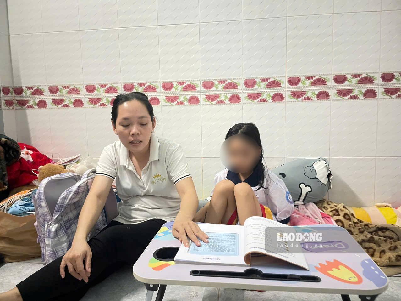 Chị Ngân phấn khởi khi con chuẩn vào năm học mới. Ảnh: Đình Trọng